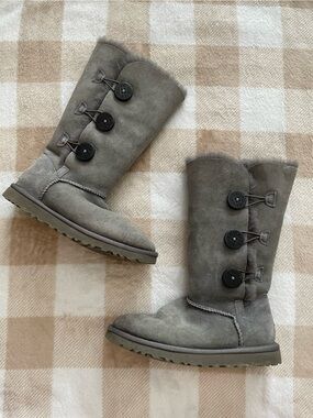 UGG Grey Button Up Classic UGGS Women’s size 6